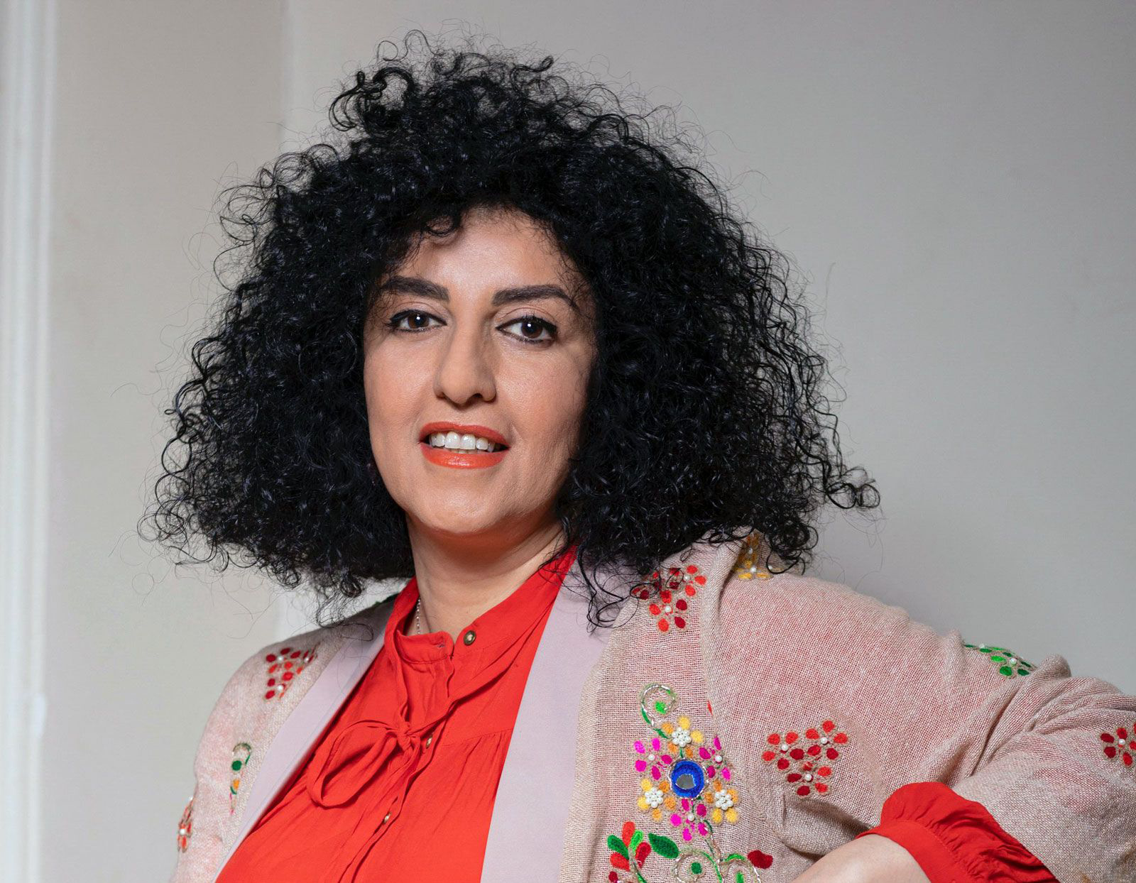 ESCÂNDALO NO IRÃ: Nobel da Paz Narges Mohammadi Condenada a Mais 7,5 Anos de Prisão e Exílio – Mundo em Choque com Nova Repressão!