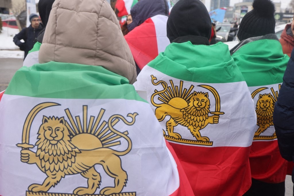 IRÃ EM CHAMAS HOJE: Estudantes Gritam “VIVA O XÁ!” e “MORTE A KHAMENEI!” em 9 Universidades – A Revolução Está de Volta! 🔥